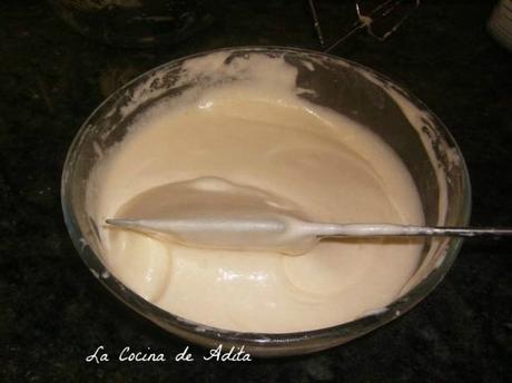 Tarta de yema con nata Tarta de yema con nata