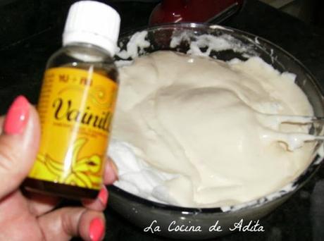 Tarta de yema con nata Tarta de yema con nata