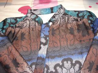 VESTIDO CON AIRES SETENTEROS VESTIDO CON AIRES SETENTEROS