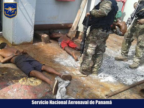 Barco venezolano se hunde en aguas del canal de Panamá retiene3