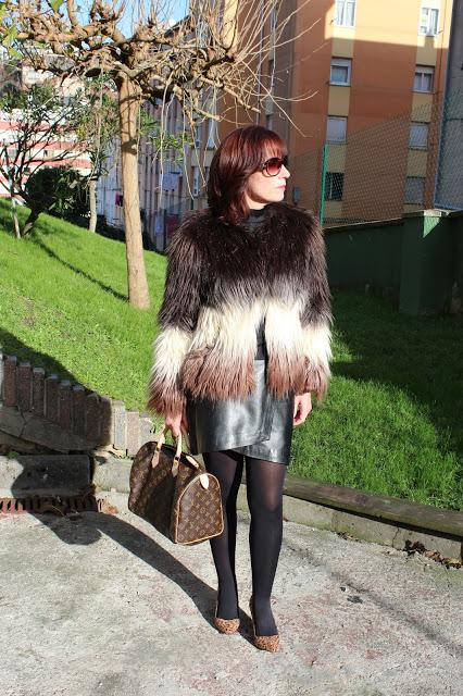 MIS LOOKS - ABRIGO PELO Y MINIFALDA CUERO