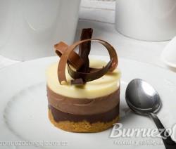 Mini tarta de tres chocolates: puro, con leche y blanco, de Burruezo congelados.