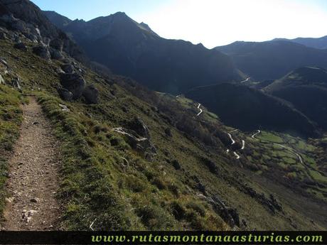 Sendero bajando a Llamardal