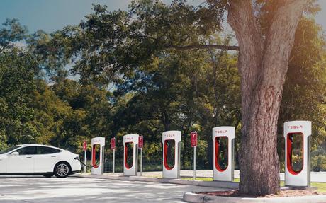 Tesla revoluciona el transporte sostenible con sus nuevas Electrolineras