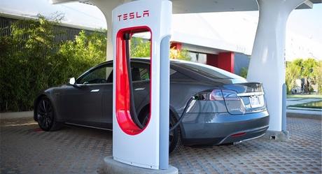 Tesla revoluciona el transporte sostenible con sus nuevas Electrolineras