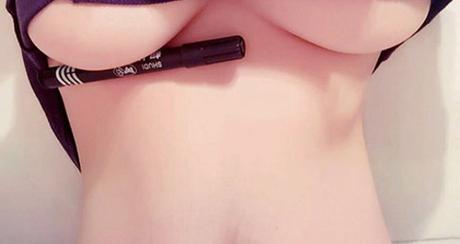 ¿Sostener un bolígrafo con los senos?, Mira este nuevo y sexy reto de Internet