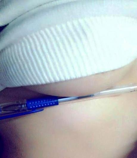 ¿Sostener un bolígrafo con los senos?, Mira este nuevo y sexy reto de Internet