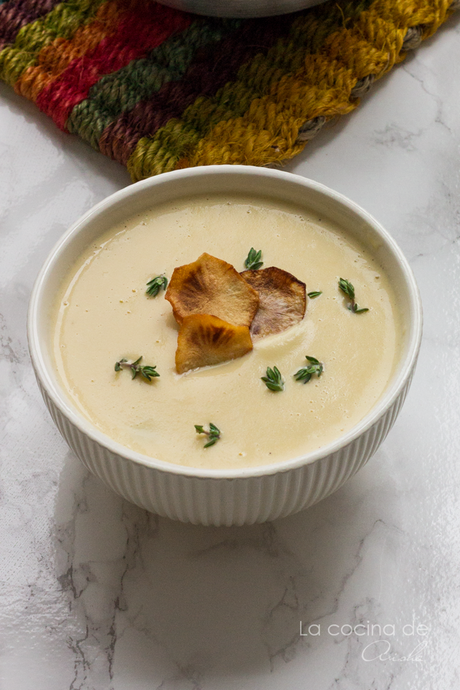 Crema de tupinambo con tomillo y chips Crema de tupinambo con tomillo y chips