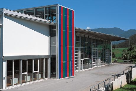 ¿Quién le teme al azul, rojo y verde?: Una conversación con Günther Selichar Who´s Afraid of Blue, Red and Green?, public intervention 1996/98 perforated aluminium sheets installed in front of a glass facade, lacquer coating in three colors on both sides, 959 x 411 cm,views from outside and inside, permanent installation HBLA Raumberg/Irdning (A) Photo: G. Selichar, Wien
