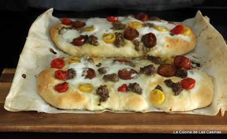 Focaccia, Tapenade de Aceituna Arbequina, Cherrys, Mozarella y Hojas de Albahaca