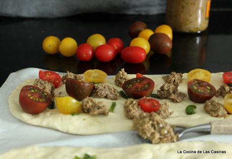 Focaccia, Tapenade de Aceituna Arbequina, Cherrys, Mozarella y Hojas de Albahaca