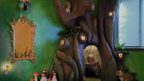 Un padre crea una habitación infantil con un árbol mágico