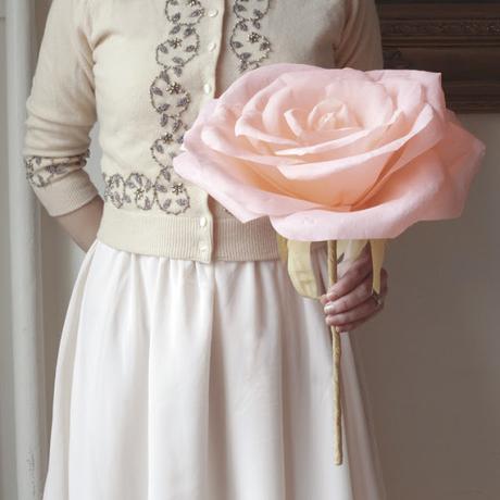 Rosa gigante de papel crepe o crespón Rosa gigante de papel crepe o crespón