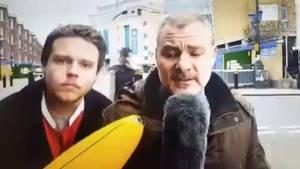 Periodista italiano golpea en vivo a hincha bromista