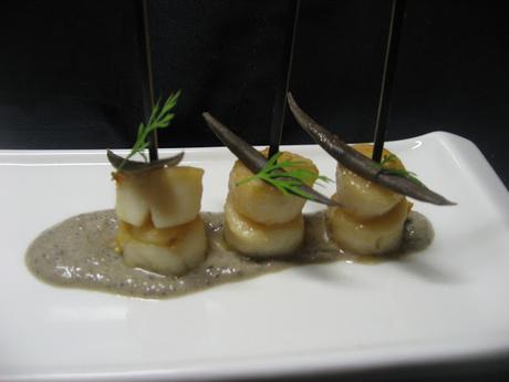 VIEIRAS CON SALSA NEGRA Y HOJAS DE OLIVO VIEIRAS CON SALSA NEGRA Y HOJAS DE OLIVO