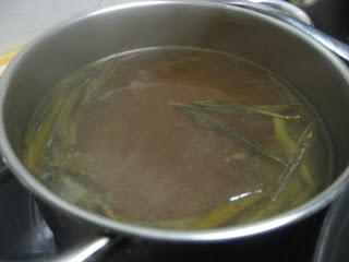 VIEIRAS CON SALSA NEGRA Y HOJAS DE OLIVO VIEIRAS CON SALSA NEGRA Y HOJAS DE OLIVO