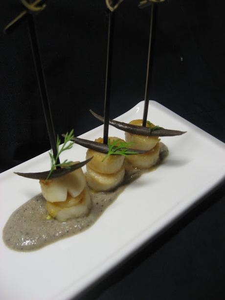 VIEIRAS CON SALSA NEGRA Y HOJAS DE OLIVO VIEIRAS CON SALSA NEGRA Y HOJAS DE OLIVO