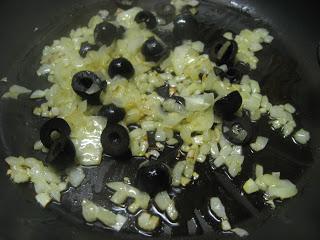 VIEIRAS CON SALSA NEGRA Y HOJAS DE OLIVO VIEIRAS CON SALSA NEGRA Y HOJAS DE OLIVO