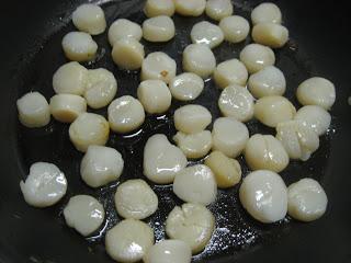 VIEIRAS CON SALSA NEGRA Y HOJAS DE OLIVO VIEIRAS CON SALSA NEGRA Y HOJAS DE OLIVO