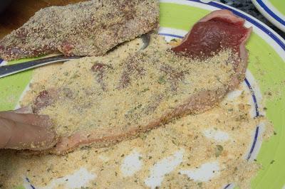 Filete empanado sin gluten ni huevo con espárragos y yuca frita Filete empanado sin gluten ni huevo con espárragos y yuca frita