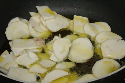 Filete empanado sin gluten ni huevo con espárragos y yuca frita Filete empanado sin gluten ni huevo con espárragos y yuca frita