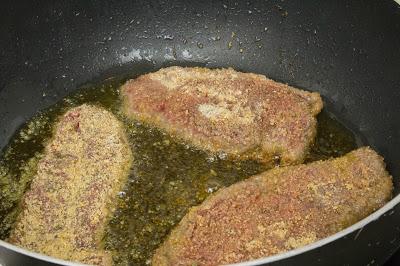 Filete empanado sin gluten ni huevo con espárragos y yuca frita Filete empanado sin gluten ni huevo con espárragos y yuca frita