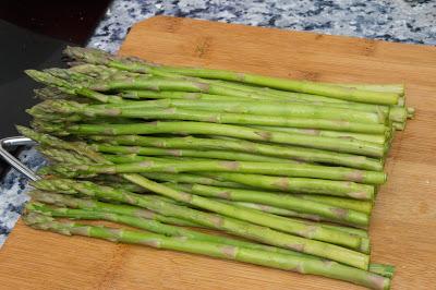 Filete empanado sin gluten ni huevo con espárragos y yuca frita Filete empanado sin gluten ni huevo con espárragos y yuca frita