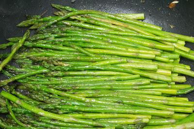 Filete empanado sin gluten ni huevo con espárragos y yuca frita Filete empanado sin gluten ni huevo con espárragos y yuca frita