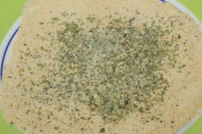 Filete empanado sin gluten ni huevo con espárragos y yuca frita Filete empanado sin gluten ni huevo con espárragos y yuca frita