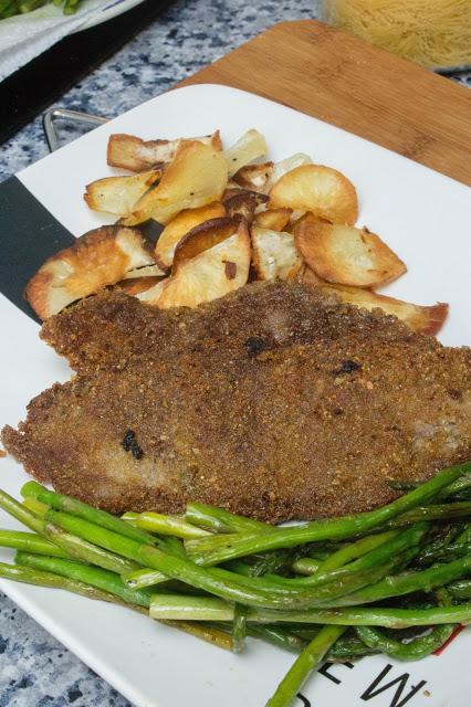 Filete empanado sin gluten ni huevo con espárragos y yuca frita Filete empanado sin gluten ni huevo con espárragos y yuca frita