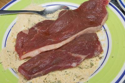 Filete empanado sin gluten ni huevo con espárragos y yuca frita Filete empanado sin gluten ni huevo con espárragos y yuca frita