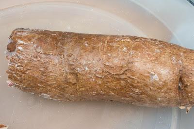 Filete empanado sin gluten ni huevo con espárragos y yuca frita Filete empanado sin gluten ni huevo con espárragos y yuca frita