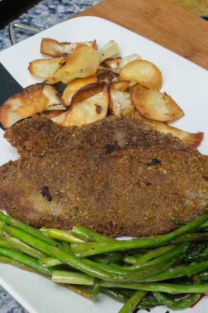 Filete empanado sin gluten ni huevo con espárragos y yuca frita Filete empanado sin gluten ni huevo con espárragos y yuca frita