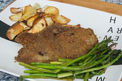 Filete empanado sin gluten ni huevo con espárragos y yuca frita Filete empanado sin gluten ni huevo con espárragos y yuca frita