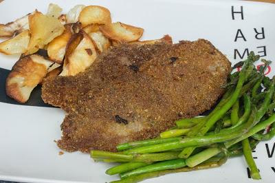 Filete empanado sin gluten ni huevo con espárragos y yuca frita Filete empanado sin gluten ni huevo con espárragos y yuca frita