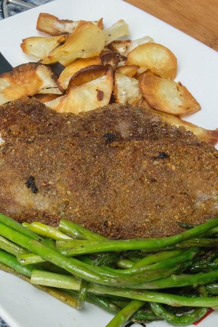 Filete empanado sin gluten ni huevo con espárragos y yuca frita Filete empanado sin gluten ni huevo con espárragos y yuca frita