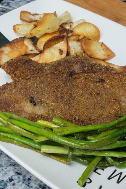 Filete empanado sin gluten ni huevo con espárragos y yuca frita Filete empanado sin gluten ni huevo con espárragos y yuca frita