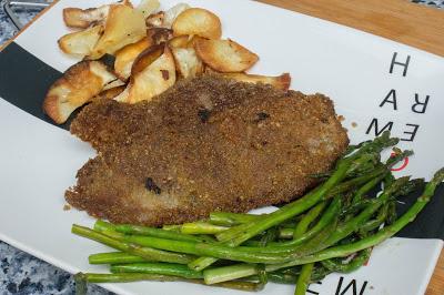 Filete empanado sin gluten ni huevo con espárragos y yuca frita Filete empanado sin gluten ni huevo con espárragos y yuca frita