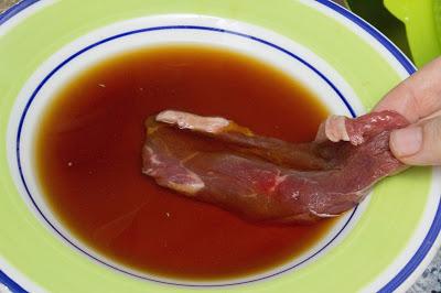 Filete empanado sin gluten ni huevo con espárragos y yuca frita Filete empanado sin gluten ni huevo con espárragos y yuca frita