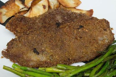 Filete empanado sin gluten ni huevo con espárragos y yuca frita Filete empanado sin gluten ni huevo con espárragos y yuca frita