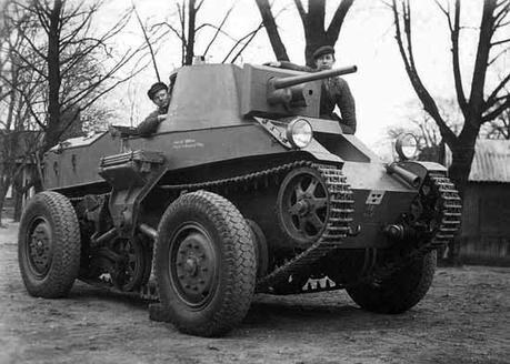 El tanque con ruedas y tractor oruga