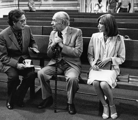 Trabajos del Poeta: Un gran poema de Octavio Paz Octavio Paz Jorge Luis Borges y María Kodama en la capilla del Palacio de Minería, 1981.