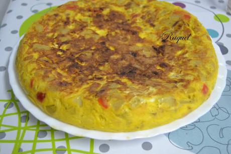 Tortilla de Patatas con Pimiento y salsa de Ajo y Perejil