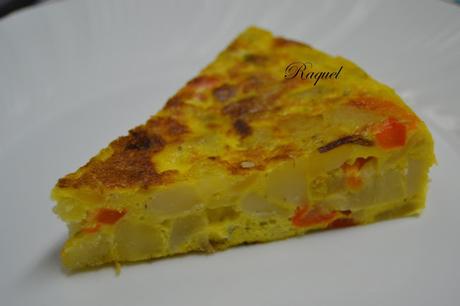 Tortilla de Patatas con Pimiento y salsa de Ajo y Perejil