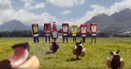 Perros salchicha disfrazados de perritos calientes en este spot de Heinz Perros salchicha disfrazados de perritos calientes en este spot de Heinz