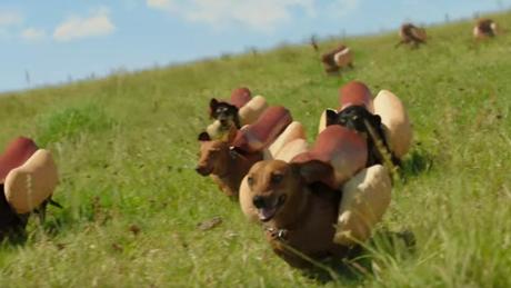 Perros salchicha disfrazados de perritos calientes en este spot de Heinz Perros salchicha disfrazados de perritos calientes en este spot de Heinz