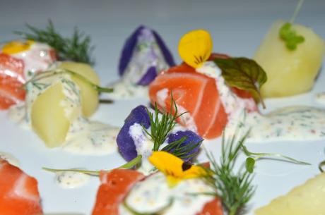 Ensalada de patatas de colores con salmón marinado