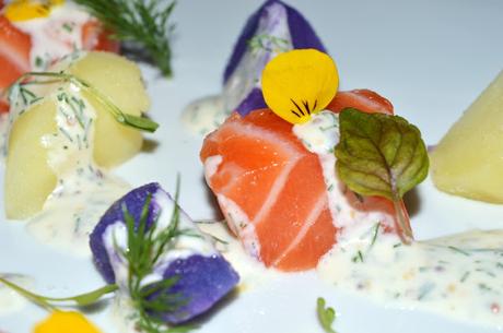 Ensalada de patatas de colores con salmón marinado