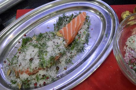 Ensalada de patatas de colores con salmón marinado