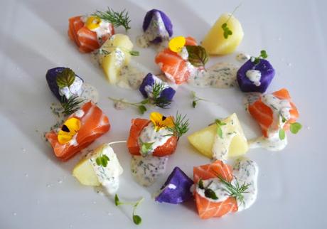 Ensalada de patatas de colores con salmón marinado